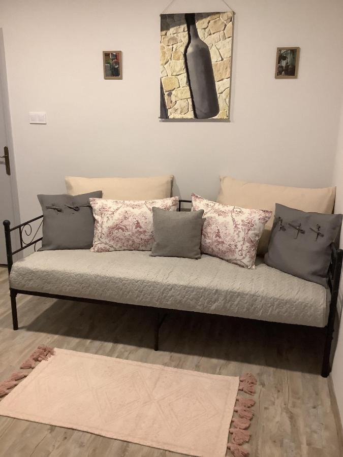 Ezuest Boroka Apartman Eger Buitenkant foto