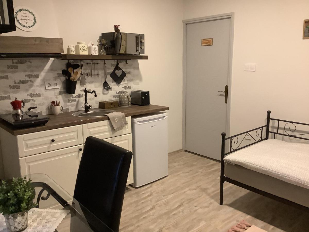 Ezuest Boroka Apartman Eger Buitenkant foto
