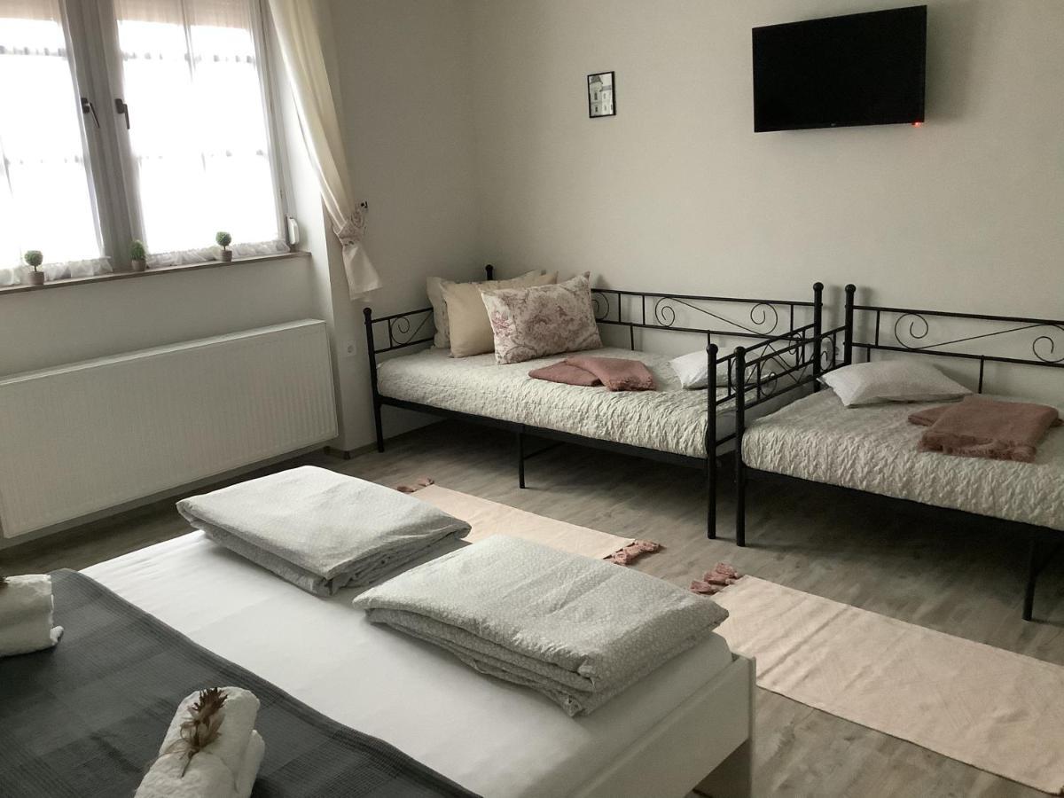 Ezuest Boroka Apartman Eger Buitenkant foto