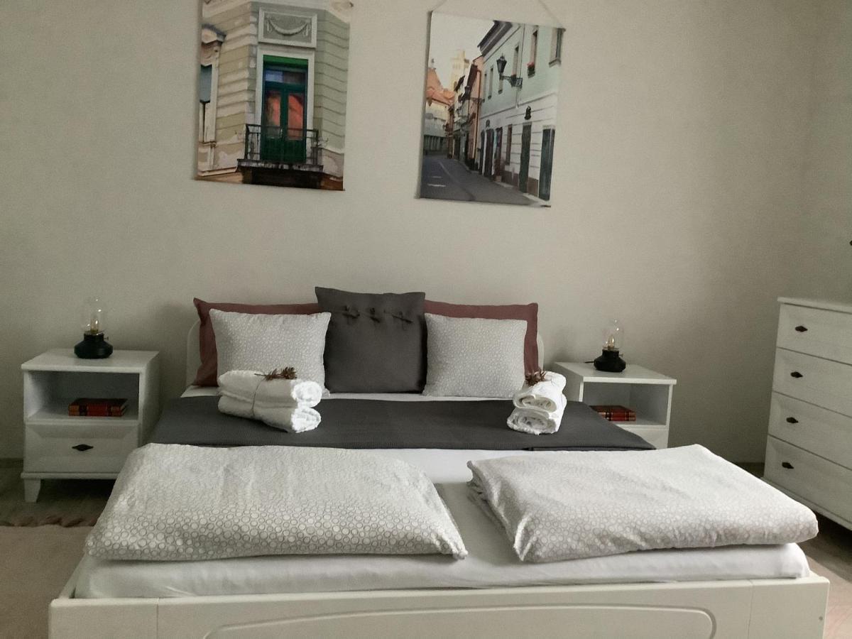 Ezuest Boroka Apartman Eger Buitenkant foto
