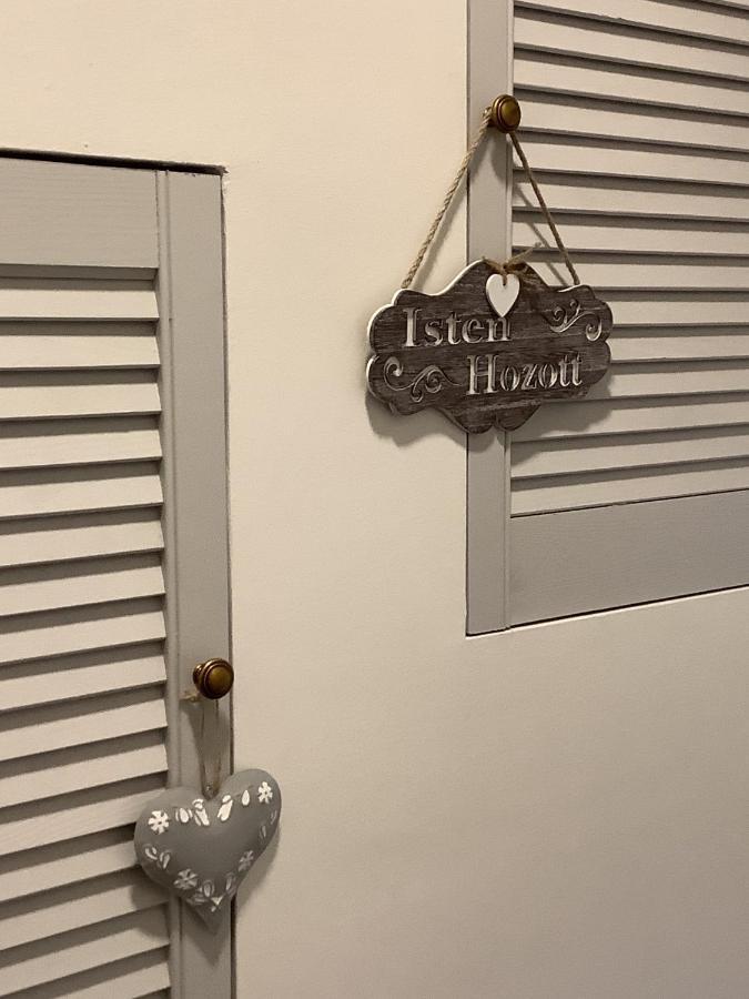 Ezuest Boroka Apartman Eger Buitenkant foto