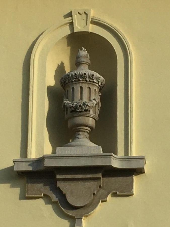 Ezuest Boroka Apartman Eger Buitenkant foto