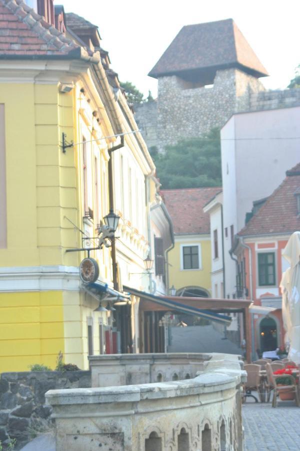 Ezuest Boroka Apartman Eger Buitenkant foto