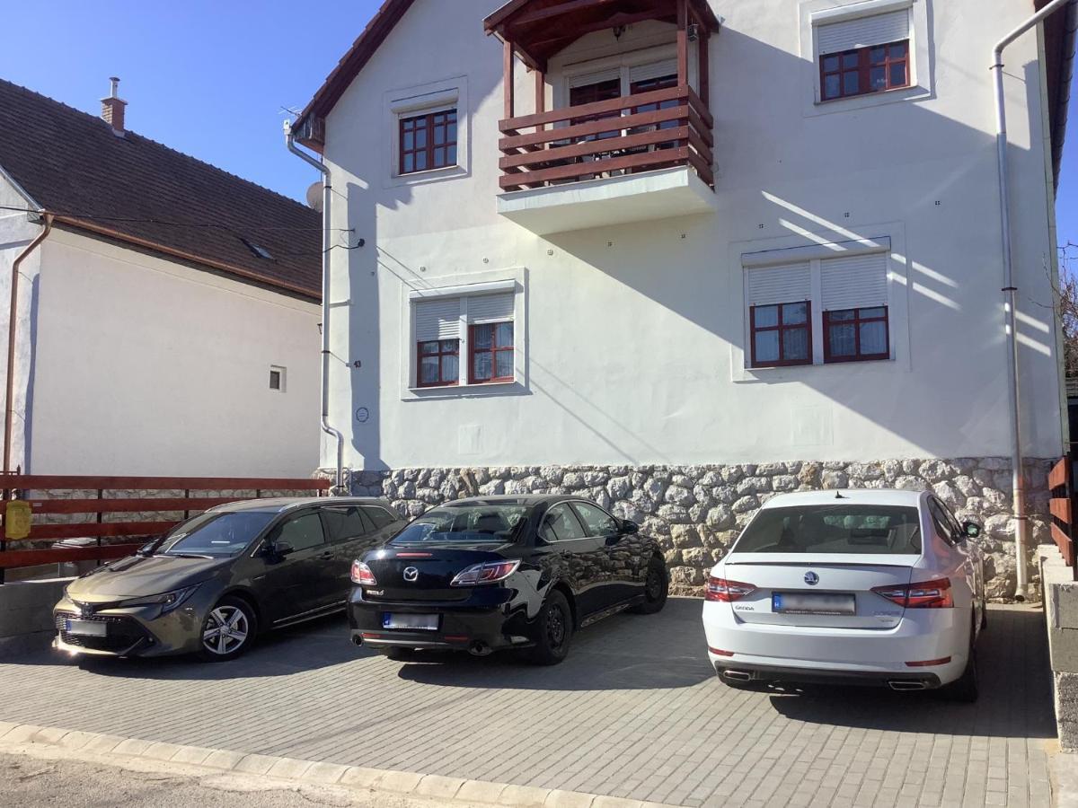 Ezuest Boroka Apartman Eger Buitenkant foto