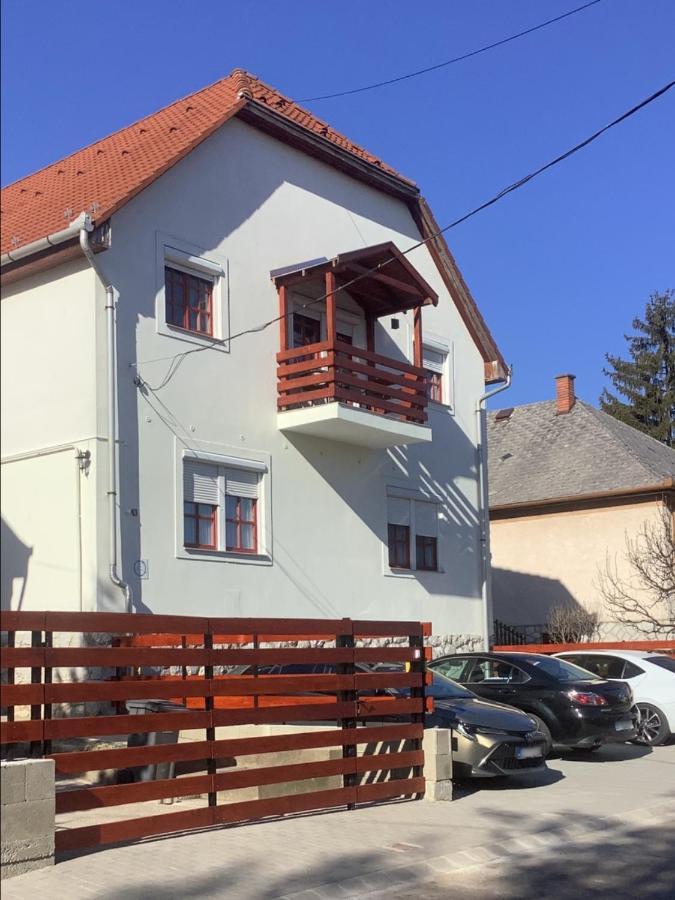 Ezuest Boroka Apartman Eger Buitenkant foto