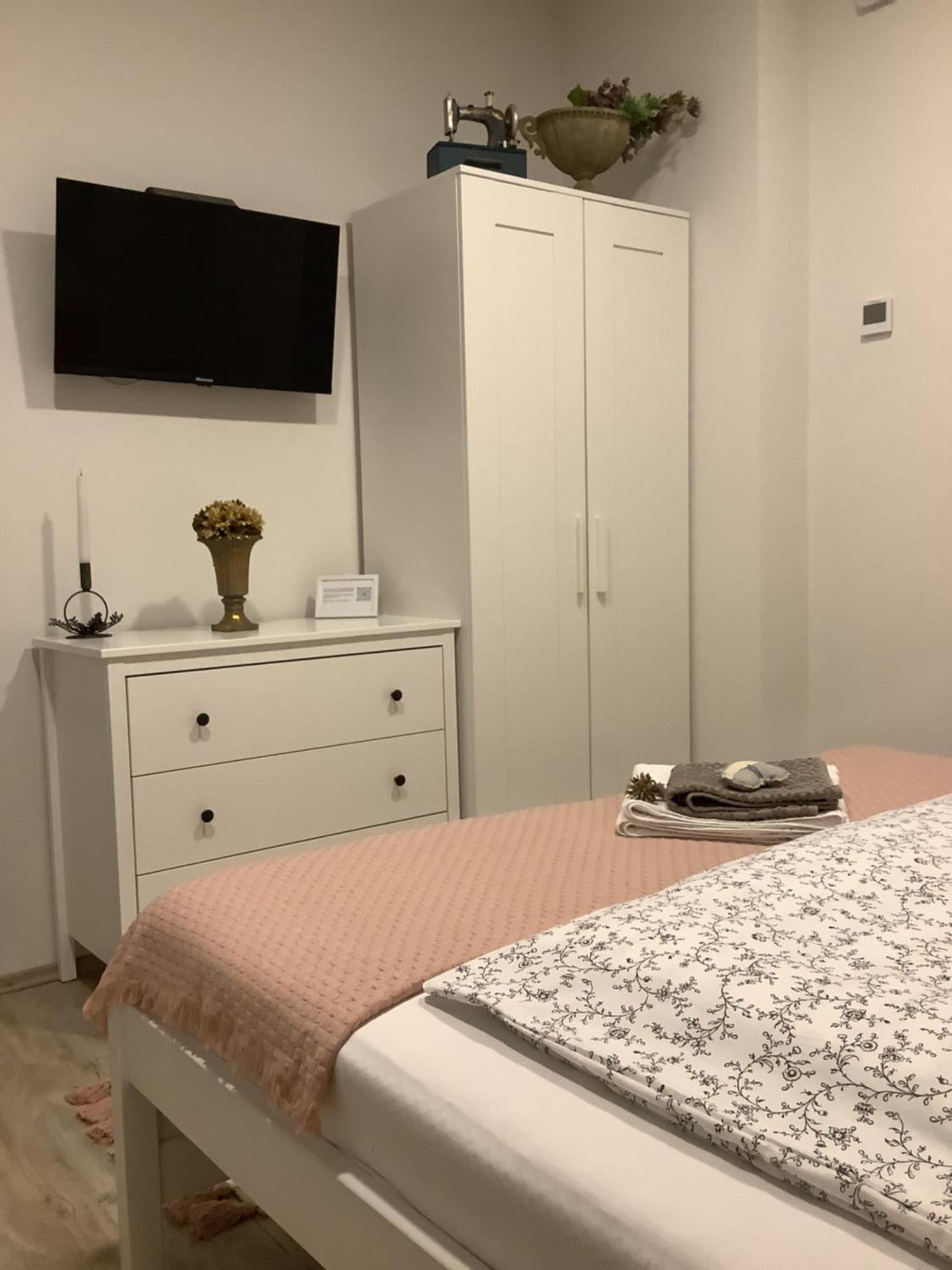 Ezuest Boroka Apartman Eger Buitenkant foto
